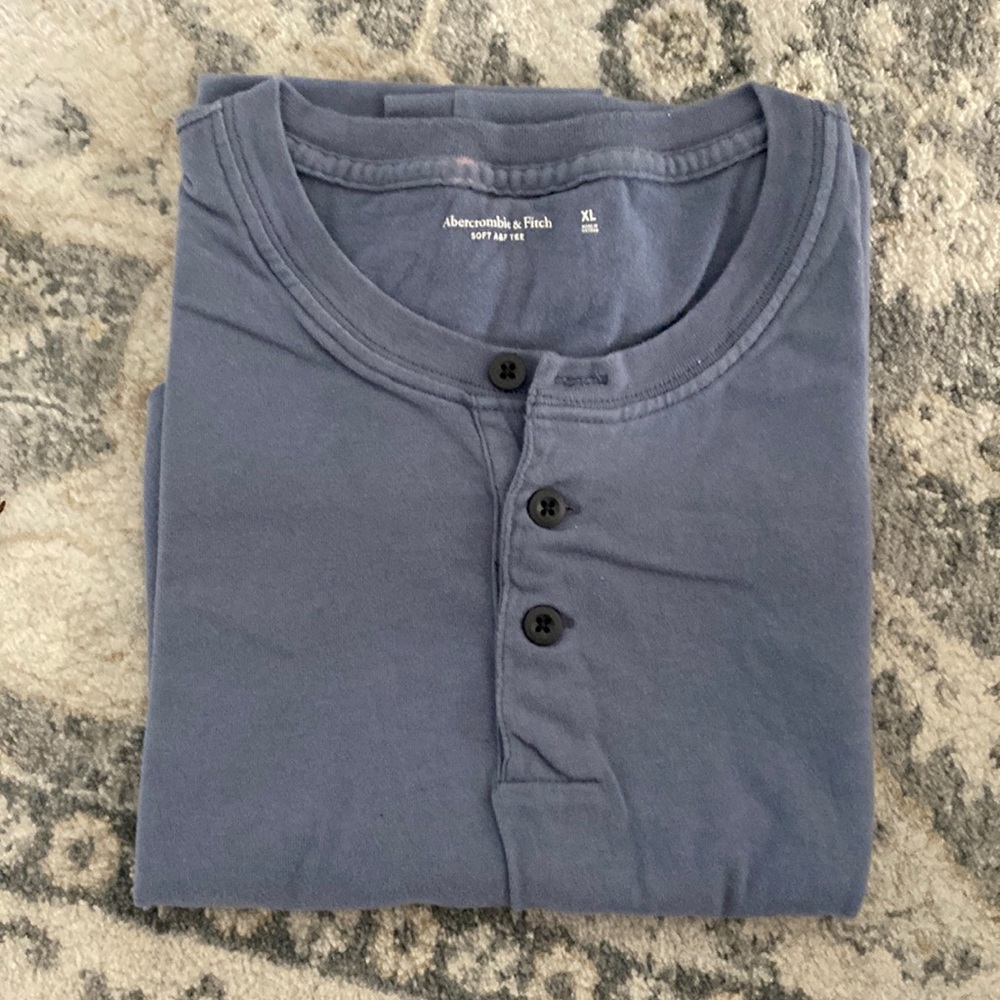 Abercrombie & Fitch Soft Tee. Mens size XL. Three button down